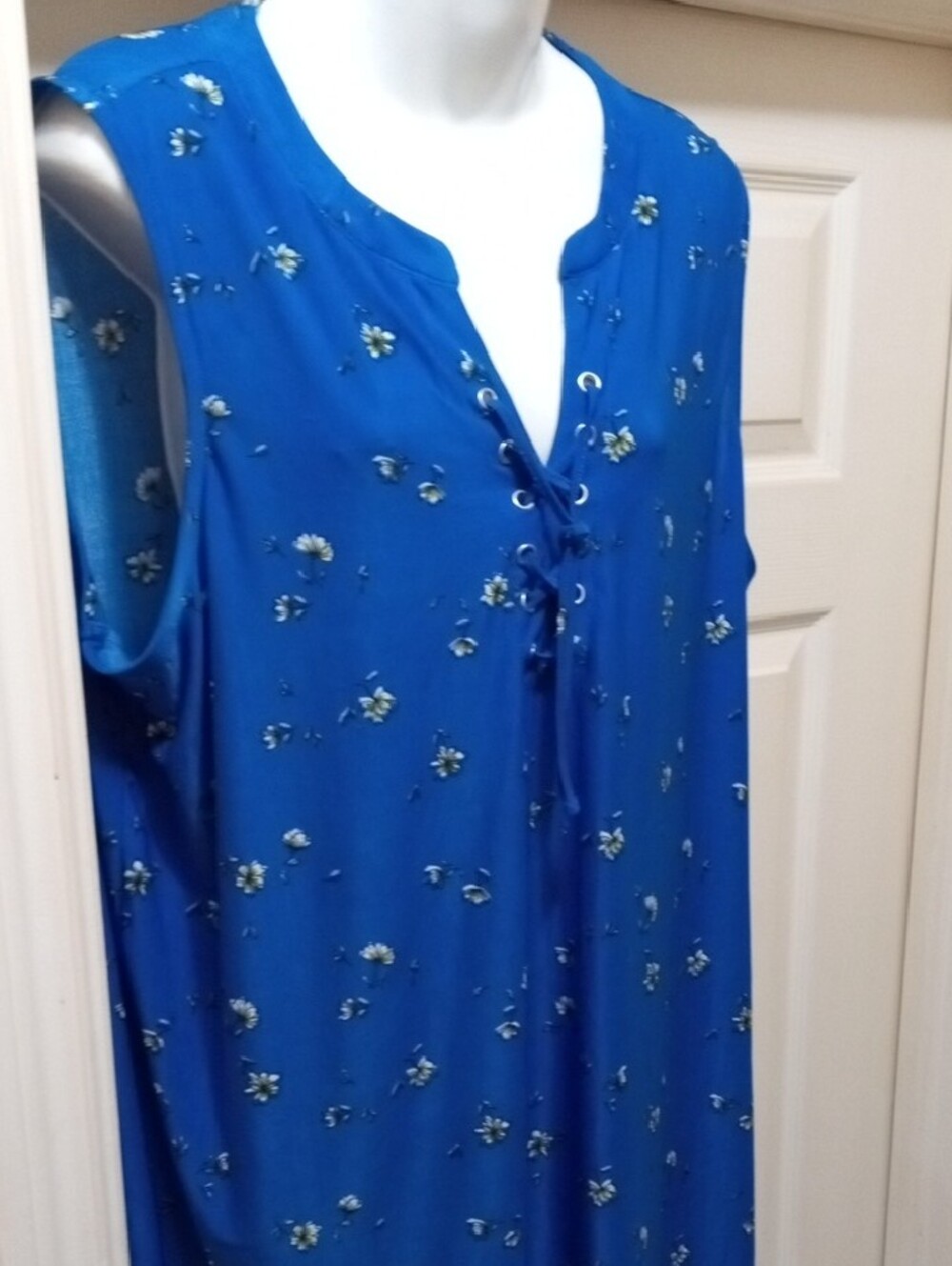💲5⃣▶▶Bold Blue Lace-Up Sleeveless Tunic with Tiny Floral Motif - Picture 4 of 7